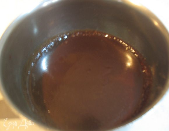 Готовим глазурь. Растопить шоколад в микроволновке. Сливки ставим на огонь и доводим до кипения. Соединяем шоколад со сливками. Немного разогреть нейтральную глазурь (200 г)  и добавить к шоколаду со сливками. Аккуратно, круговыми движениями довести до однородности массу.  Если появились пузырьки несколько раз ударить миской об стол.  Процедить и охладить до 35 - 40 градусов. 