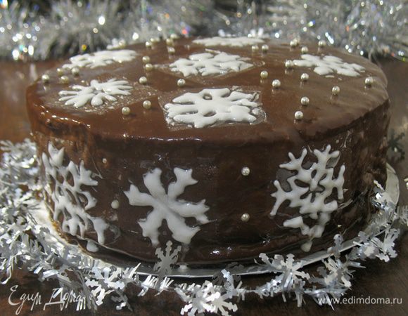 Достаем торт из холодильника украшаем по желанию. Я пыталась украсить айсингом, но в очередной раз меня посетил склероз, я просто забыла что он должен сохнуть 2 дня. Вот что у меня получилось. 