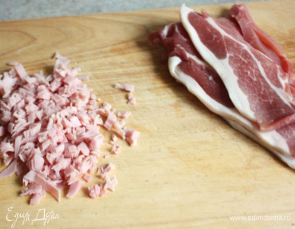 Копчёный бекон нарезать мелкими кубиками.
