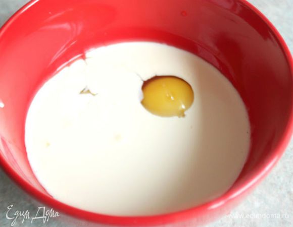 Смешать яйца и молоко, приправить мускатным орехом и перцем по вкусу. Залить хлеб, добавить лук с беконом, петрушку и дать настояться 20 мин.
 