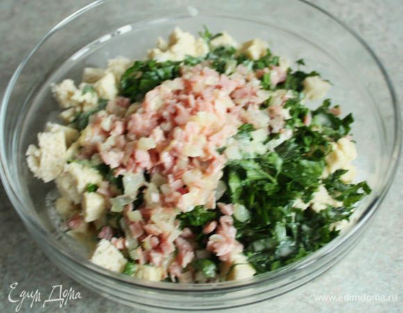 Из кнедельной массы сформовать 12 шаров и отварить их в подсоленной кипящей воде 15 мин.


