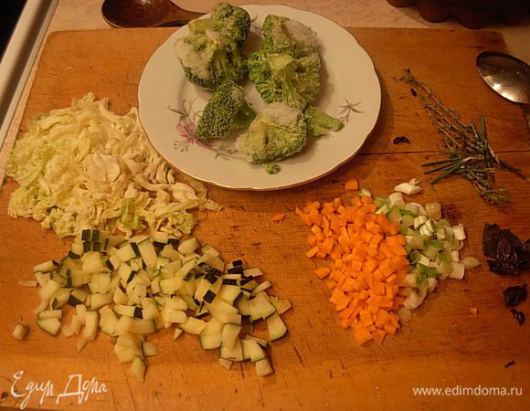 Почистить морковь.  Если необходимо удалить из цуккини семена. 
Порезать мелким кубиком морковь и цуккини. 
Вымыть, порезать лук.
Достать из морозилки брокколи.
Приготовить базилик-мелко порезать. С тимьяна оборвать листочки.