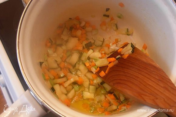 В сотейник наливаем масло, кладем лук, морковь, цуккини, обжариваем 5 минут периодически помешивая.