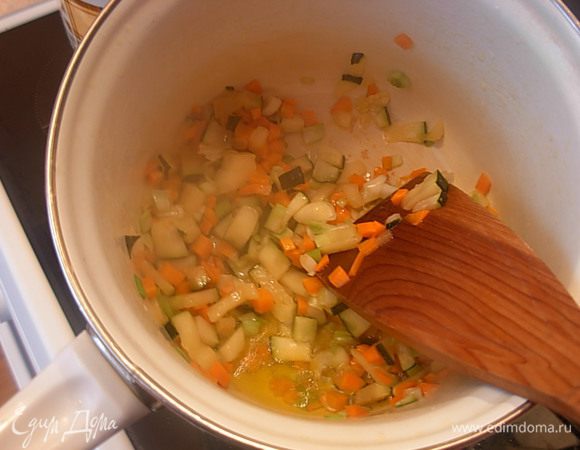 В сотейник наливаем масло,  кладем лук, морковь,  цуккини,  обжариваем 5 минут периодически помешивая. 