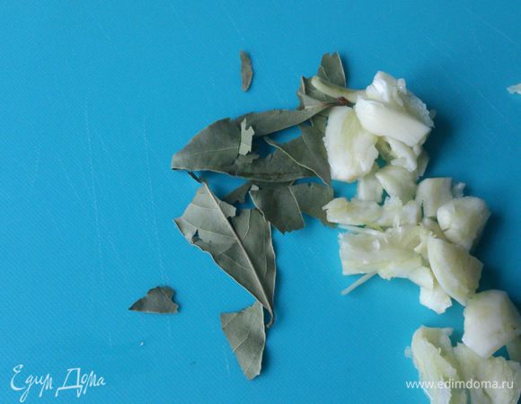 Один зубчик чеснока просто раздавить ножом, а другой нарезать полосочками.  Лавровый лист разломать.