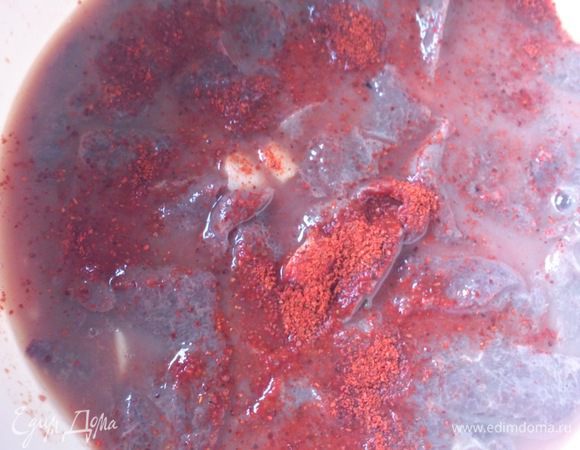 Всыпать 1 ч л паприки и аккуратно перемешать. Теперь печень можно оставить до момента приготовления. Это зависит полностью от вашего желания - можете готовить через 30 минут, а можете на следующий день.