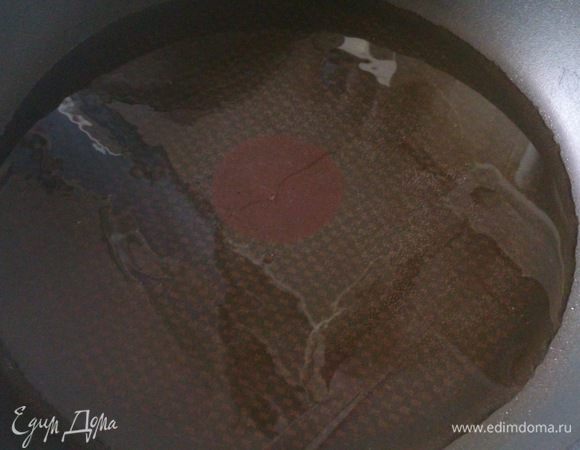 В сковороде оазогреть смалец. Если его нет, можно взять несколько кусочков свежего сала и просто его выжарить.