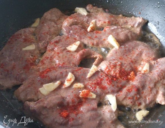 Выложить печень, сверху посыпать оставшейся паприкой и чесноком. Жарить буквально 1-2 минуты до легкого зарумянивания 