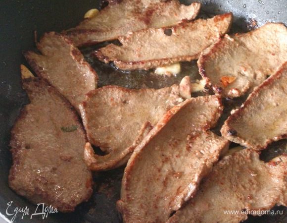 Перевернуть и жарить 1-2 минуты с друго стороны