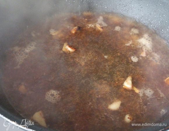 Печень вынуть, а в сковороду влить оставшиеся 100 мл вина и слегка уварить