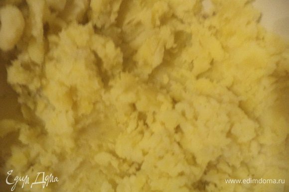 Картофель отварить в "мундире" в подсоленной воде. Немного охладить, очистить, раздавить толкушкой в пюре.