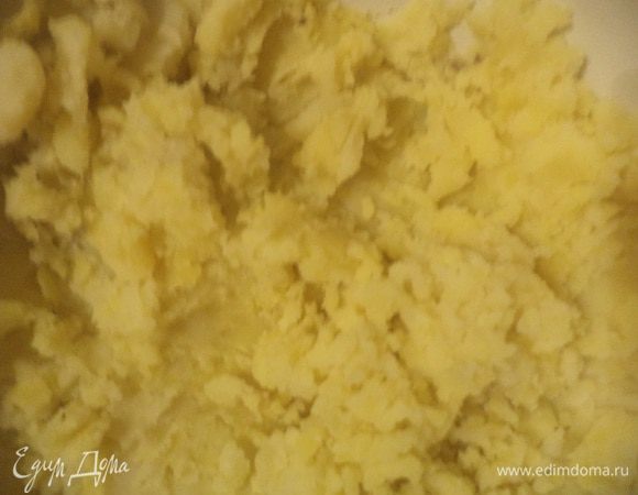 Картофель отварить в "мундире" в подсоленной воде. Немного охладить, очистить, раздавить толкушкой в пюре. 