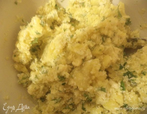 Добавить протёртый через сито творог, размягчённое сливочное масло, измельчённый чеснок, яйца, муку, нарубленную петрушку, соль.                        Хорошо вымесить тесто.