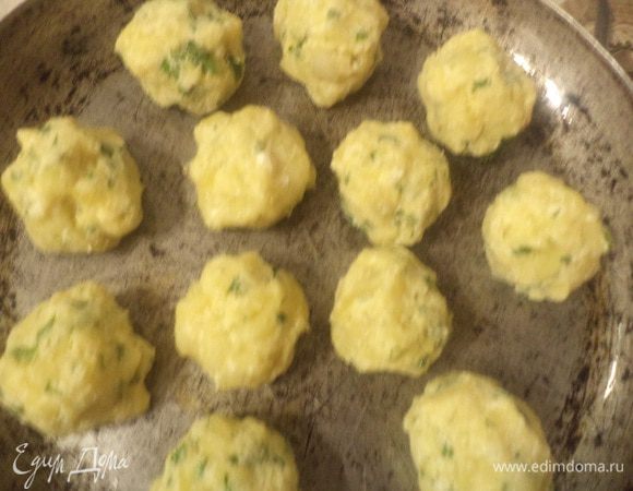 Форму для запекания смазать сливочным маслом. Выложить картофельную массу на противень столовой ложкой в виде небольших пышек. Запекать при температуре 180°С 30-40 минут,  до красивой румяной корочки.