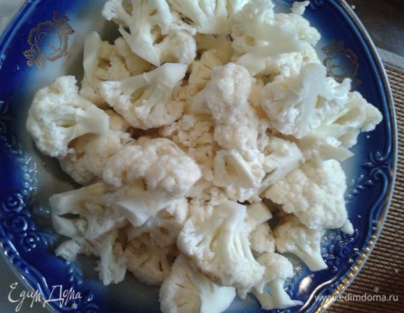 Цветную капусту разобрать на соцветия и так же пару минут проварить и откинуть на дуршлаг.