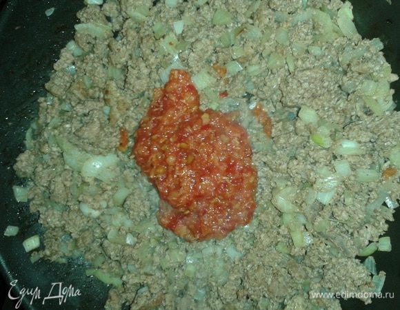 Тем временем готовим фарш или если готовый начинаем его обжаривать до полуготовности с добавлением лучка, а в конце я еще добавляла пару ложек аджики, можно заменить томатом!