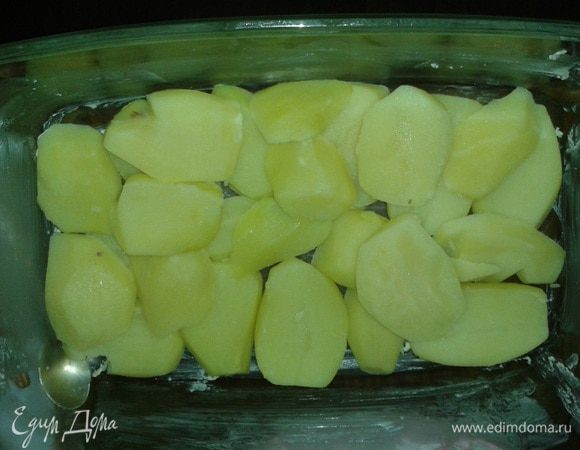 Берем блюдо для запекания и выкладываем слоями, первый идет нарезанный у меня кружочками картофель... все не забываем подсаливать, если нужно - приправки по вкусу)))