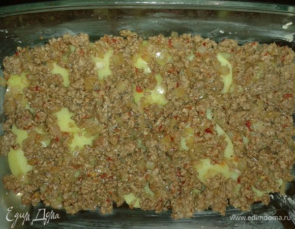 Выкладываем сверху фарш, следом капусточку.