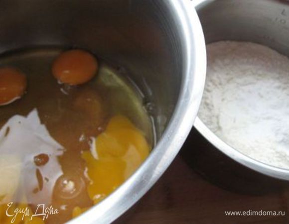  Яйца и сахар (150 г)  перемешать. В муку добавить разрыхлитель.