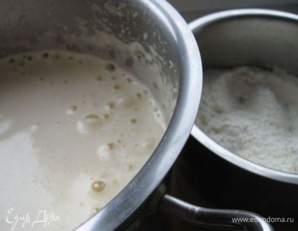 Яйца с сахарным песком взбивать миксером  до пышной однородной  массы, которая должна увеличиться в 3 раза.