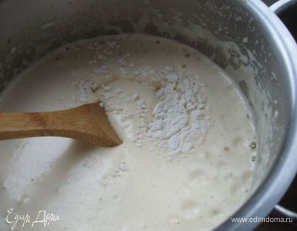 Муку просеять, понемногу и осторожно добавлять к массе и осторожно перемешивать деревянной лопаткой.

