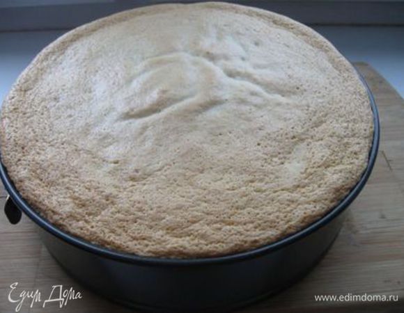 Духовку разогреть до 180°С. Дно формы закрыть пекарской бумагой. Положить аккуратно тесто. Поместить в духовку на 30 минут. Не открывать дверцу духовки во время выпечки.
Вынуть бисквит из духовки, дать немного остыть, вынуть осторожно из формы, бока торта пройтись аккуратно ножом,  положить бисквит на полотенце. Дать постоять 2 часа, накрыв льняной салфеткой.
