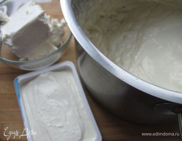 Приготовить все необходимое для крема: сливки, сахарный песок (135 г), сливочный сыр, творог (в пачке). Сливки с сахаром взбить миксером  до пиков.