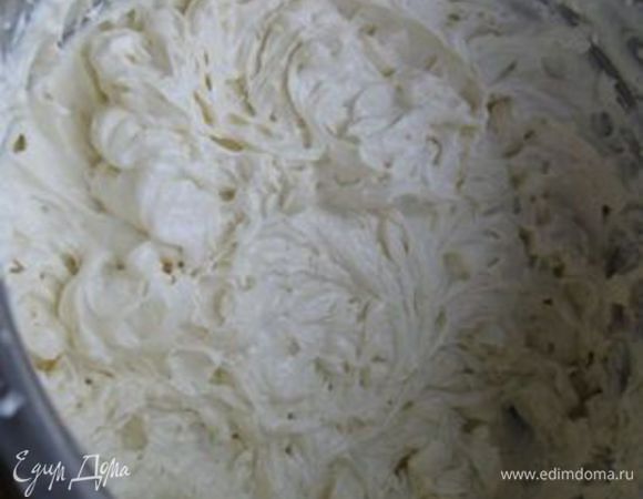 Добавить творог, сливочный сыр, взбить.