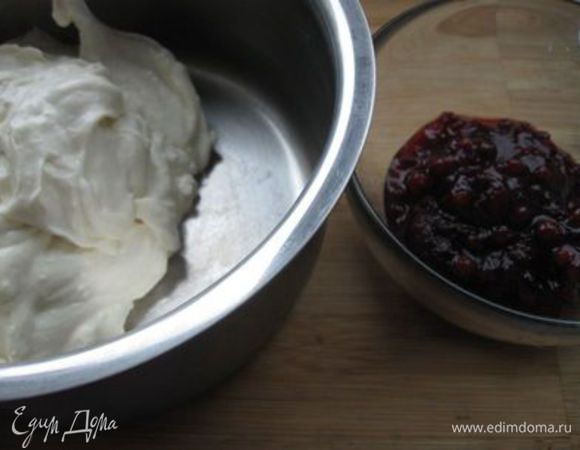 Отложить чуть меньше половины крема и добавить к  нему соус дикой брусники (или джем), перемешать, взбить.

