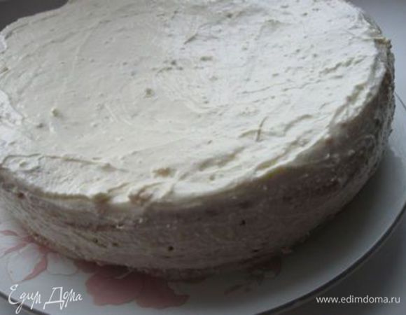 Накрыть его верхней частью. Смазать белым кремом.