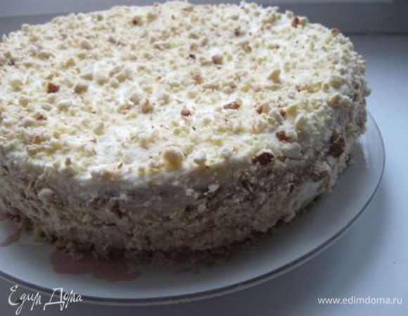 Орехи измельчить, посыпать торт и обработать бока торта.
Украсить ягодами брусники или ягодами из соуса. Поставить в холодильник на пару часов.
