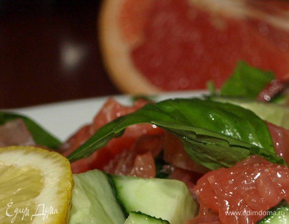 Шпинат укладываем на тарелку, сверху — салат из семги, грейпфрута, огурцов, помидоров черри.