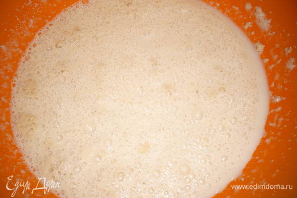 Дрожжи развести в теплом молоке с сахаром и двумя столовыми ложками муки, дать им побродить 20-30 минут.