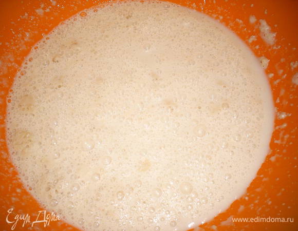 Дрожжи развести в теплом молоке с сахаром и двумя столовыми ложками муки, дать им побродить 20-30 минут.