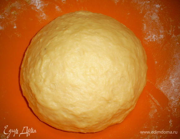 Замесить мягкое тесто. Если будет очень липнуть к рукам, можно добавить немного муки, но добавляйте постепенно, чтоб не получить крутое тесто. Полученное тесто собрать в шар, положить в миску, накрыть полотенцем и оставить в теплом месте, пока объем увеличится минимум в два раза.