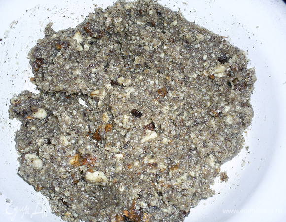 Тем временем займемся начинками. Обжаренные грецкие орехи перемолоть с  сахаром (100 г), добавить белок и растирать до получения однородной массы.