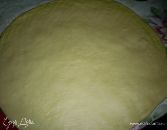 Из теста раскачиваем круглый корж толщиной приблизительно 0.5 см. Он у меня получился довольно впечатляющих размеров.