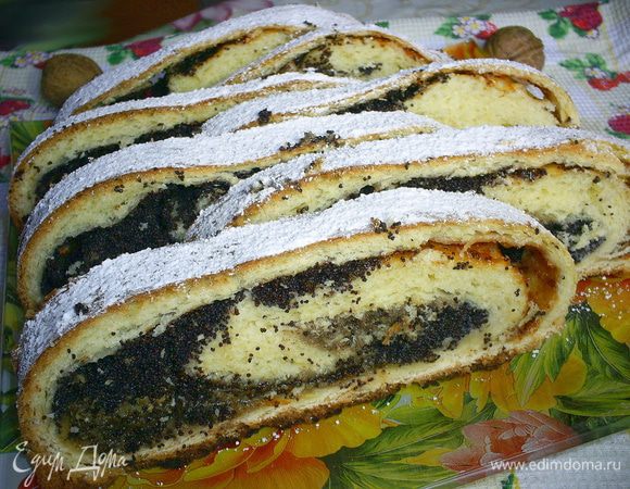 Готовый рулет еще горячим посыпаем сахарной пудрой. Ну просто пальчики оближешь - невероятно вкусно! Приятного аппетита!!!