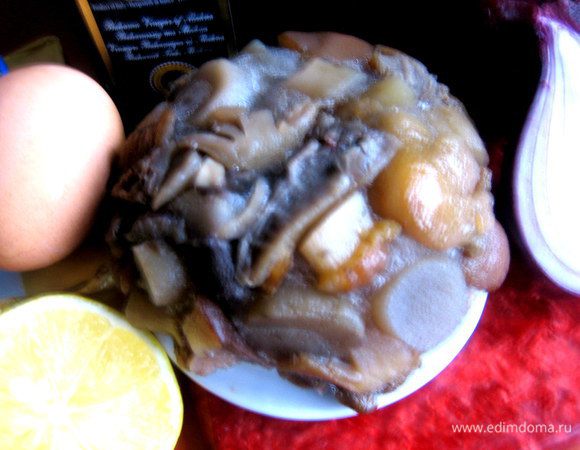 Грибы заранее разморозить... Я замораживаю так: отвариваю кусочками и раскладываю по пиалкам, застеленным пакетиками, а когда остынут, замораживаю прямо в пиалках, затем вынимаю пакет с грибами, завязываю и так получаю порцию грибов, которая быстро разморозится!