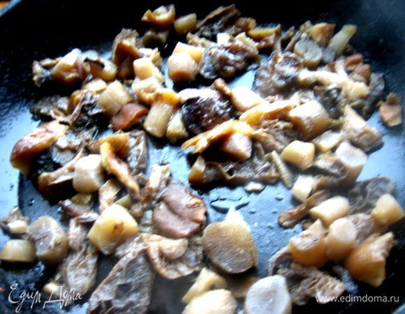 Отжимаю лишнюю жидкость и подсушиваю на сковороде для окончательного испарения лишней влаги. Шампиньоны и другие подобные грибы сразу обжарить в масле.
