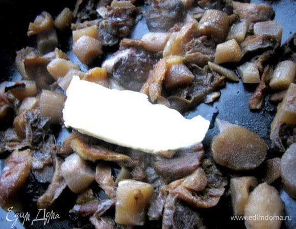Затем добавить кусочек масла и начинаем слегка обжаривать грибочки.