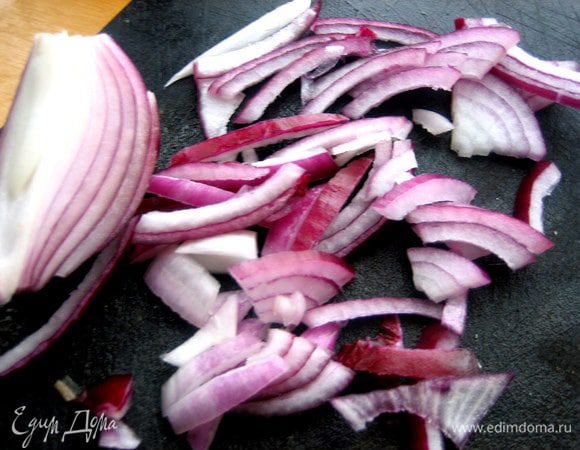 Половинку красного лука крупно нарезать...