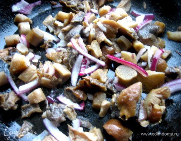 Добавить в конце обжаривания.