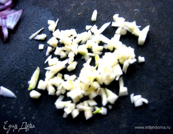 Для заправки чеснок раздавить и покрошить.