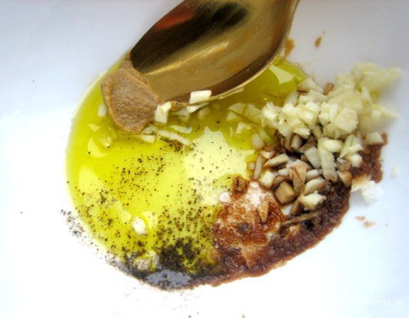 В пиалке соединить с чесноком перец,соль,оливковое масло, уксус, горчицу на кончике ножа...