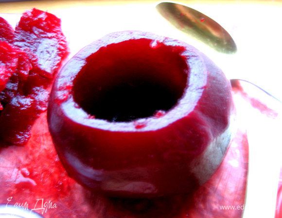 Для горшочка срезаем у свеклы крышечку, намечаем ножом толщину края и начинаем острой ложкой вынимать содержимое... Из мякоти свеклы сделаем другой салатик))) Внутри горшочек сбрызнуть лимонным соком.