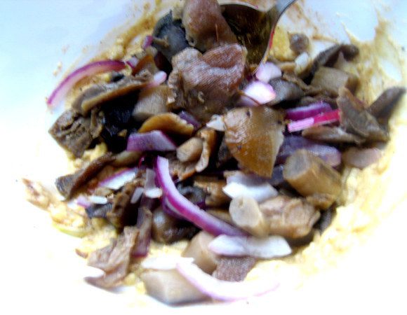 В заправку отправим грибы со сковороды...