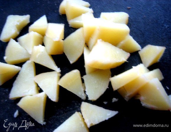 Картофель слить и быстро нарезать.