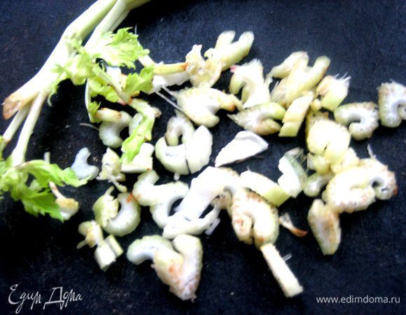 Стебель сельдерея нарезать на тонкие кусочки.