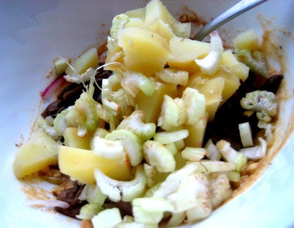 Соединить с картофелем и грибами.